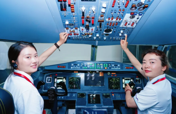 黄鹤之星领航班走进中国南方航空公司 沉浸式探秘航空智造与服务