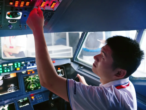 黄鹤之星领航班走进中国南方航空公司 沉浸式探秘航空智造与服务