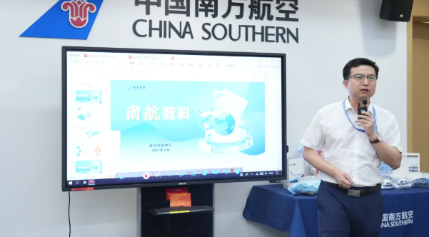 黄鹤之星领航班走进中国南方航空公司 沉浸式探秘航空智造与服务
